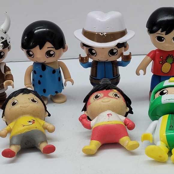 Rare (Lot Of 11) Assorted Ryan's World Action Figures. This lot of 11 assorted R - Picture 4 of 6